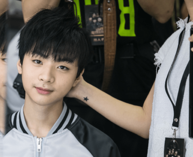 RNG碾压JDG，CoreJJ开启传奇时刻顶尖较量四强赛，点燃全场激情